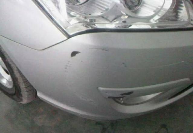 怎样尽量减少右前轮和保险杠被刮花?