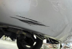 怎样尽量减少右前轮和保险杠被刮花?