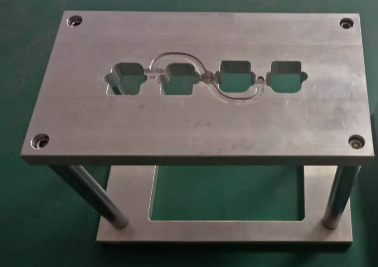 相机镜头注塑切水口超声波振落模具视频