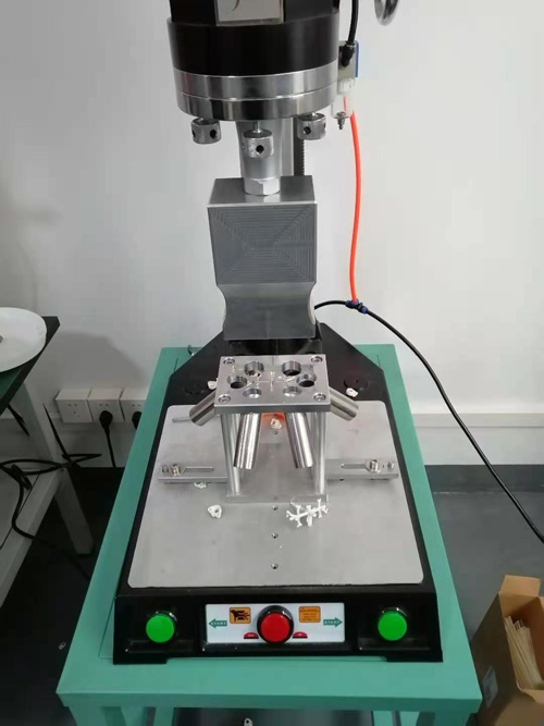 ABS材质塑胶浇口超声波震落模具视频