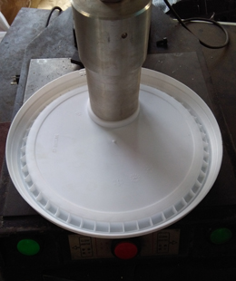 润滑油桶盖焊接机